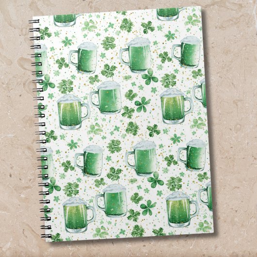 Elegante groene bierpullen en witte klavertjes notitieboek