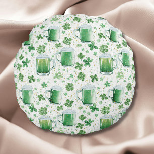 Elegante groene bierpullen en witte klavertjes rond kussen