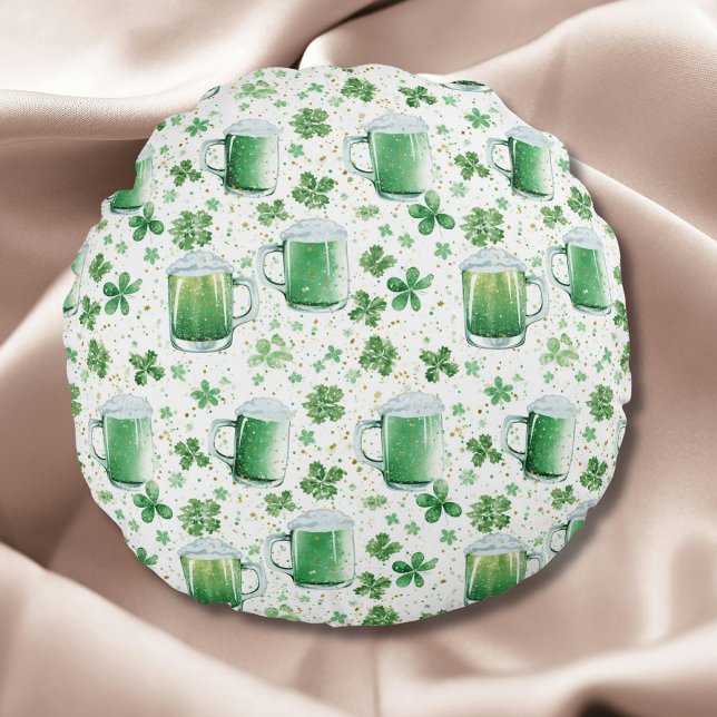Elegante groene bierpullen en witte klavertjes rond kussen (Creator heeft geüpload)