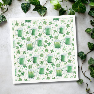 Elegante groene bierpullen en witte klavertjes servet