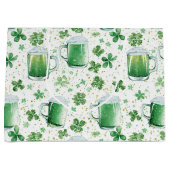 Elegante groene bierpullen en witte shamrocks groot cadeauzakje (Voorkant)