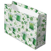 Elegante groene bierpullen en witte shamrocks groot cadeauzakje (Voorkant Gekanteld)