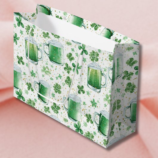 Elegante groene bierpullen en witte shamrocks groot cadeauzakje