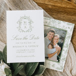 Elegante Groene Chinoiserie Bloemenfoto Bruiloft Save The Date<br><div class="desc">Kondig uw aanstaande bruiloft aan vrienden en familie met deze Elegante Sage Green Chinoiserie Victoriaans Floral foto bewaar de datum. Dit ontwerp toont uw monogram initialen omgeven door een kuif van ingewikkelde salie groene chinoiserie en barokmotieven. "Save the Date" is opgenomen in een wijze groene kalligrafie script met uw bruiloft...</div>