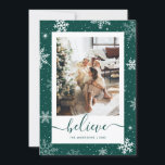 Elegante Groene Foto Snowflake Geloof Feestdagenkaart<br><div class="desc">Magische groene vakantiepas met sneeuwvlokken,  sterren en sneeuwval op een groene achtergrond. Personaliseer deze Beleef vakantiepas eenvoudig met uw foto en tekst.</div>