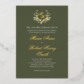 Elegante groene kalligrafie gouden monogram bruilo folie uitnodiging (Voorkant)