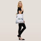 elegante groene wilde bloem Boho monogram in bloei Tote Bag (Op model)