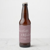 Elegante handtekening script mauve bruiloft bier etiket (Voorkant)