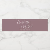 Elegante handtekening script mauve bruiloft waterfles etiket (Enkel label)