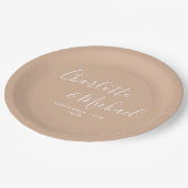 Elegante handtekening script tan taupe bruiloft papieren bordje (Gekanteld)