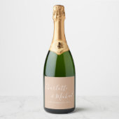 Elegante handtekening script tan taupe bruiloft sparkling wijnetiket (Voorkant)
