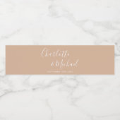 Elegante handtekening script tan taupe bruiloft waterfles etiket (Enkel label)