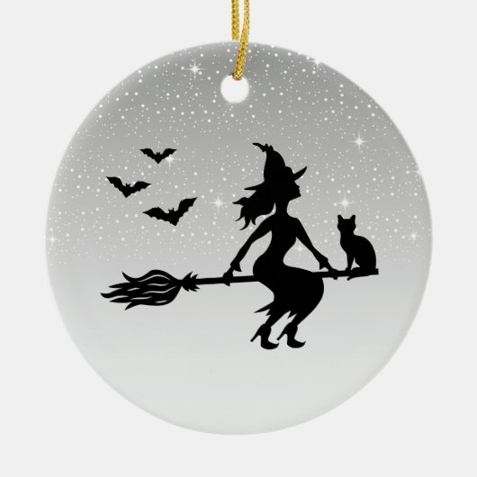 Elegante heks op een bezemgrijs en zwart Halloween Keramisch Ornament (Voorkant)