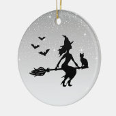 Elegante heks op een bezemgrijs en zwart Halloween Keramisch Ornament (Links)
