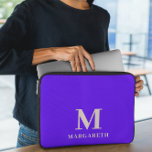 Elegante helderblauwe monogram laptophoes laptop sleeve<br><div class="desc">Elegante Bright Blue Monogram laptophoes Bescherm uw laptop met deze felblauwe en beige laptophoes voor lettertype. Personaliseer het eenvoudig met uw eigen naam ( of een andere naam) door op de knop "PERSONALISEER DEZE SJABLOON" te klikken. Deze laptophoes is voor degenen die de laptop willen beschermen met een levendig kleurenpalet...</div>