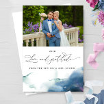 Elegante hemelse Waterverf foto bruiloft Bedankkaart<br><div class="desc">Dank uw gasten met deze elegante trouwfoto bedankkaart met de uitdrukking "Liefde en Dankbaarheid" in delicate moderne handgeschreven kalligrafie. Ontwerp met twee fotosjablonen: een aan de voorkant en een aan de achterkant. Mogelijkheid om op de achterkant een "afgedrukt" bericht toe te voegen - OF - laat het gedeelte leeg zodat...</div>
