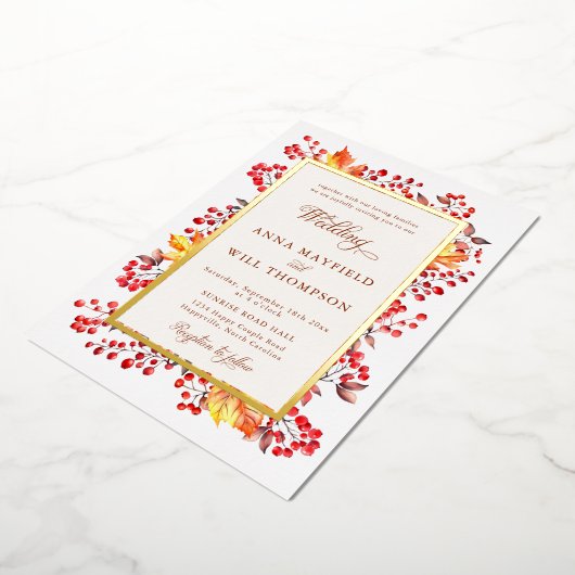 Elegante herfst bladeren rode bessen Lijst bruilof Folie Uitnodiging (Gedraaid)