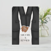 Elegante homohuwelijk bruidegom met etnische hande kaart (Staand voorkant)