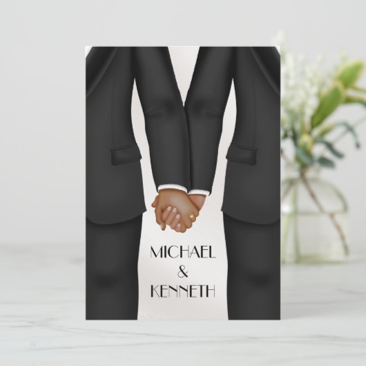 Elegante homohuwelijk bruidegom met etnische hande kaart (Staand voorkant)