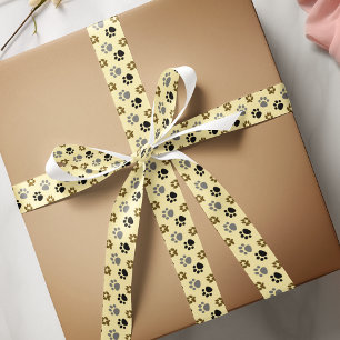 Elegante hond huisdier poten crème satijnen lint