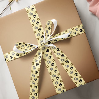 Elegante hond huisdier poten crème satijnen lint