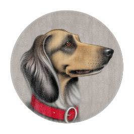 Elegante hond met rode halsband zijdelings geposee snijplank