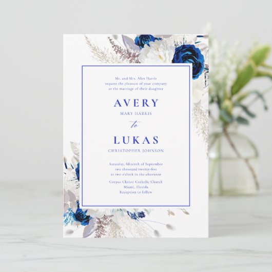 Elegante Horizon Blauw & Wit Bloemen Bruiloft Invi Kaart (Staand voorkant)