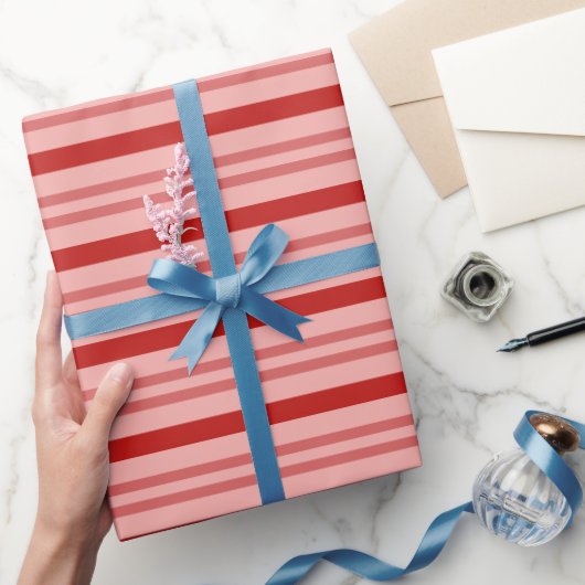 Elegante horizontale rode en roze snoeprietstrepen cadeaupapier (Geschenken)