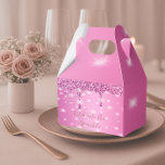 Elegante Hot Pink Glitter Drip Bachelorette Bedankdoosjes<br><div class="desc">Lever uw gunsten in stijl met deze elegante, hete roze glitterdrankdoos van het Celebrate the Sparkle: Glam Bachelorette-collectie. Ontworpen met een glinsterende faux glitter-overlay, een zacht roze gradiëntachtergrond en een vloeiend modern script, is deze luxe doos ideaal voor vrijgezellenfeestjes, vrijgezellenfeest-gunsten of stijlvolle desserttafeldisplays. Pas de tekst aan met uw gebeurtenisgegevens...</div>