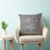 Elegante Houtskool Mr en Mrs Script Trouwdag Kussen (Stoel)