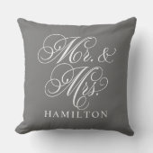 Elegante Houtskool Mr en Mrs Script Trouwdag Kussen (Voorkant)