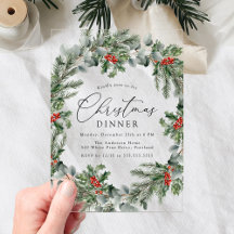 Elegante hulstbessen en dennen Kerstmaaltijd