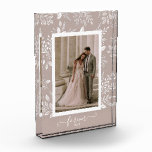 Elegante Huwelijksbloemen Fotoblokken<br><div class="desc">Dit charmante fotoblock bevat jouw favoriete foto omringd door een mooie rand van witte bladeren, stippen en bessen op een taupe achtergrond. VERANDER de achtergrondkleur zodat deze MATCHT met jouw foto. VERANDER de tekst EERDER in alles wat je maar wilt - TIP: plaats jouw tekst tussen de twee vierkanten om...</div>