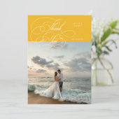 Elegante Huwelijksfoto Geel Script Bedankkaart (Staand voorkant)