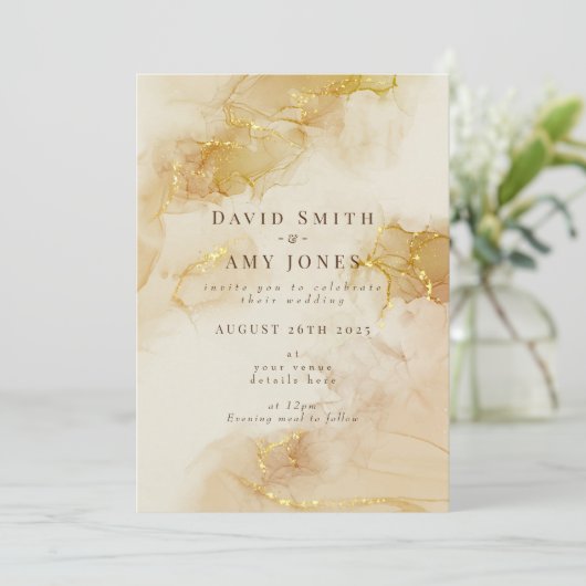 Elegante huwelijksuitnodiging met gouden achtergro kaart (Staand voorkant)