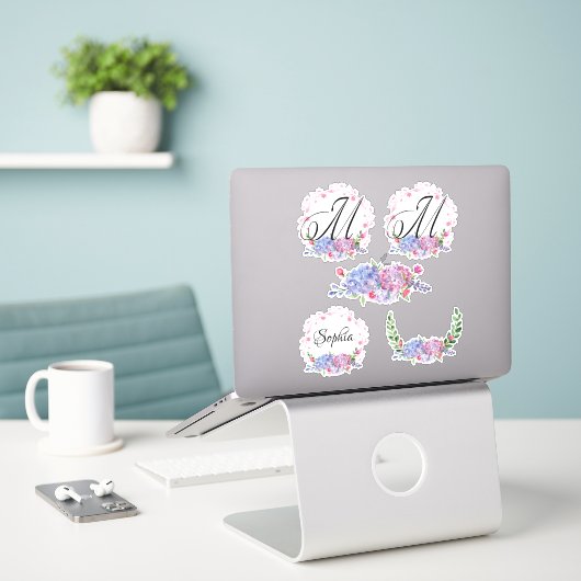 Elegante Hydrangeas | Kransen | Monogram | Letter Sticker (Laptop op bureau)