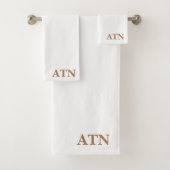 Elegante initialen in Cocoa bruin Witte achtergron Bad Handdoek (Insitu)