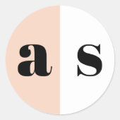 Elegante initialen perzikroze en witte trouw ronde sticker (Voorkant)