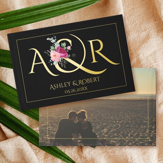 Elegante initialen, roze rozen zwarte trouwfoto gastenboek