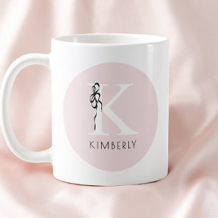 Elegante initiële roze meisjesachtige vrouwelijke  koffiemok