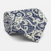Elegante Ivoor Kant Op Navy Blauwe Stropdas (Opgerold)