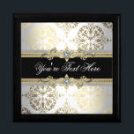 Elegante Jewel Black Damask Keepsake Gift Box Cadeaudoosje<br><div class="desc">Zwarte damast houden sake geschenkdoos. Zwart goud houden sake geschenkdozen. Elegante zwarte geschenkdozen. Zwarte damast gouden geschenkdozen. Zwarte gouden sieraden doos. Voeg uw gegevens toe aan de voorkant door simpelweg de knop "Aanpassen!" te kiezen om te beginnen met het toevoegen van uw gebeurtenisgegevens, lettertypestijl, lettergrootte en -kleur en formulering. Let...</div>