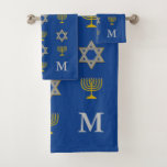 Elegante Joodse ster van David Menorah Monogram Bad Handdoek<br><div class="desc">Elegante, monogram Joods-thema badhanddoek set, met faux goud en zilveren ster van DAVID en MENORAH in een betegeld patroon tegen een Israëlische blauwe achtergrond. De rechterbenedenhoek heeft een MONOGRAM zodat u uw eigen initiaal kunt toevoegen. Ideaal voor Chanoeka en andere Joods-thema home decor. Kies uit een ruime keuze aan Joods-thema...</div>