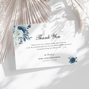 Elegante kalligrafie blauwe bloemenbegrafenis bedankkaart