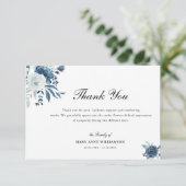 Elegante kalligrafie blauwe bloemenbegrafenis bedankkaart (Staand voorkant)