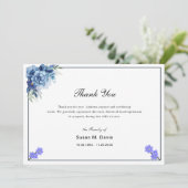Elegante kalligrafie blauwe bloemenbegrafenis bedankkaart (Staand voorkant)