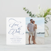 Elegante kalligrafie Dusty Blue bruiloft foto Save The Date (Staand voorkant)