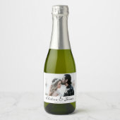 Elegante kalligrafie foto bruiloft mini sparkling wijnetiket (Voorkant)