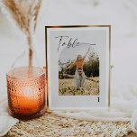 Elegante kalligrafie foto bruiloft tafel nummers kaart<br><div class="desc">Dit is een elegant, modern tafelnummer met een prachtig kalligrafielettertype en minimalistisch design. Bewerk de meeste bewoordingen en alle kleuren om dit fototabelnummer aan te passen aan uw evenementenbehoeften en persoonlijke stijl // Voor overeenkomende items, bezoek het "ALICE"-collectie in de winkel van Sincerely By Nicole Zazzle. * Als u van...</div>