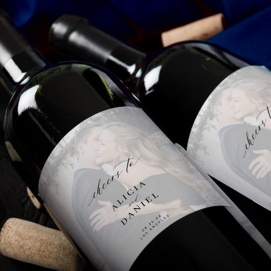 Elegante kalligrafie foto overlay juicht bruiloft wijn etiket